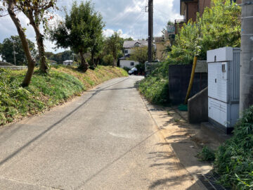 株式会社アート石材新事務所前の道路の様子